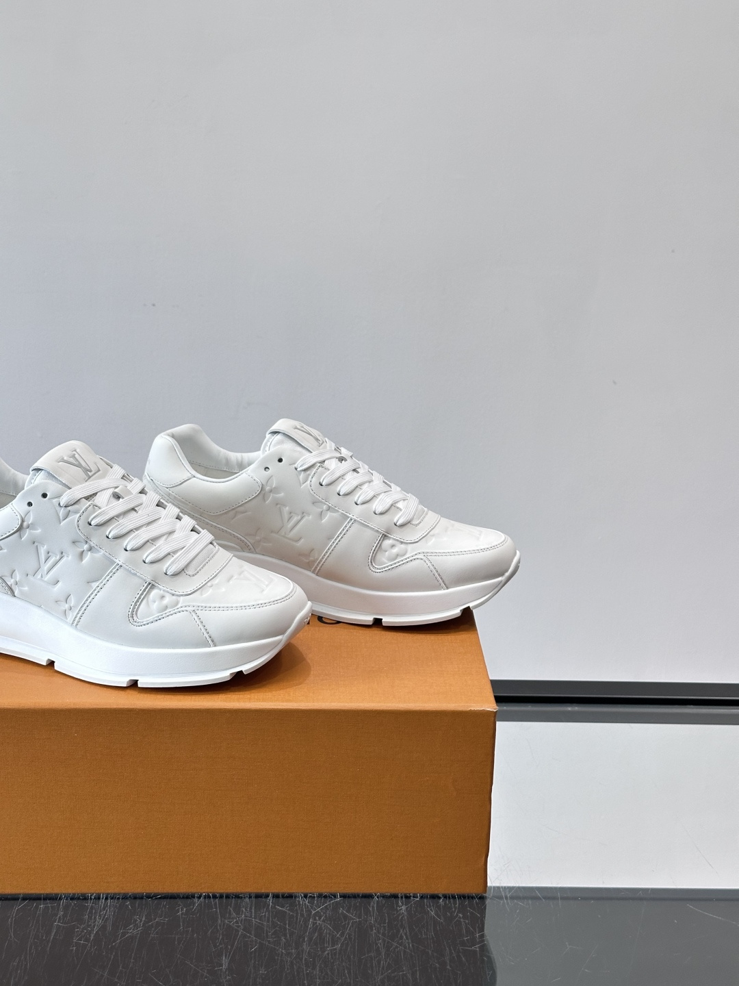 LV Run Away男士运动鞋，小牛皮面料。经Monogram图案，配色超百搭！橡胶鞋底抓地力强，穿着
