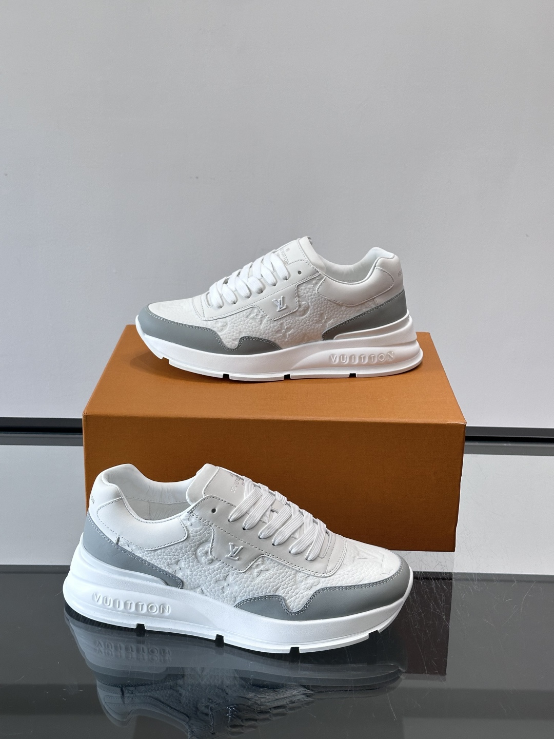 LV Run Away男士运动鞋，小牛皮面料。经Monogram图案，配色超百搭！橡胶鞋底抓地力强，穿着