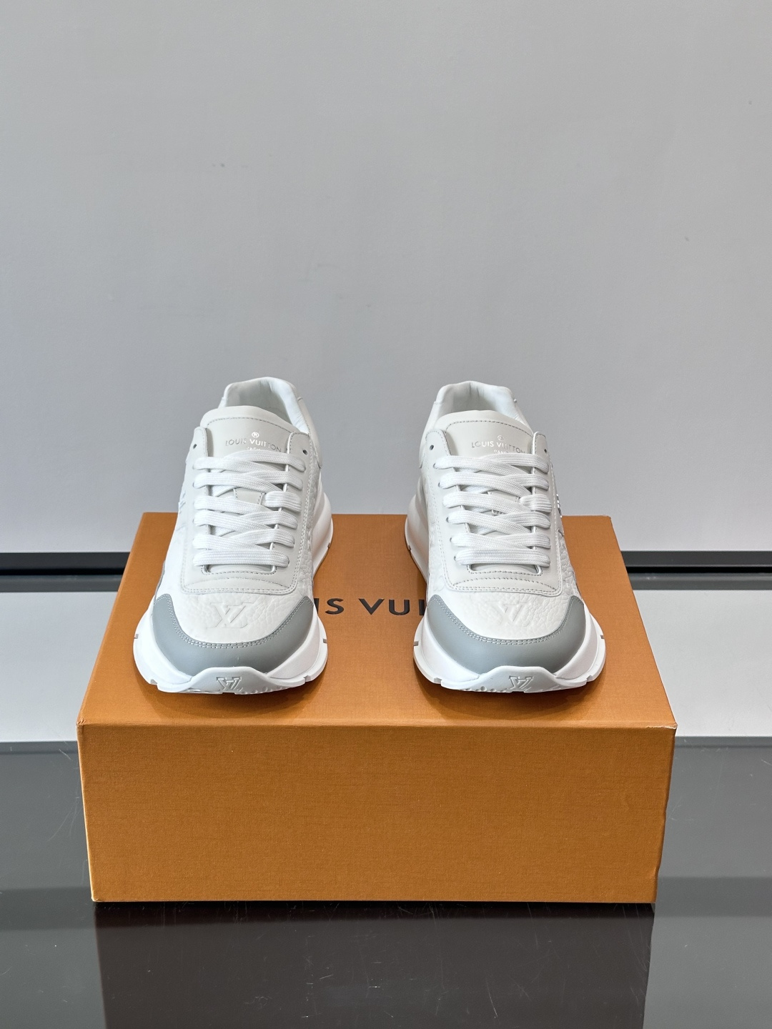 LV Run Away男士运动鞋，小牛皮面料。经Monogram图案，配色超百搭！橡胶鞋底抓地力强，穿着