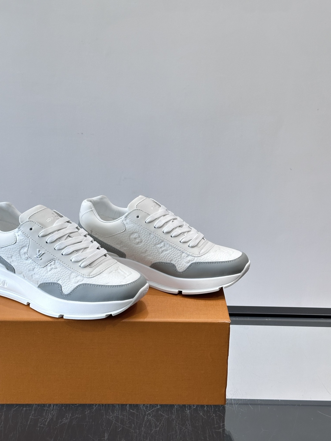 LV Run Away男士运动鞋，小牛皮面料。经Monogram图案，配色超百搭！橡胶鞋底抓地力强，穿着