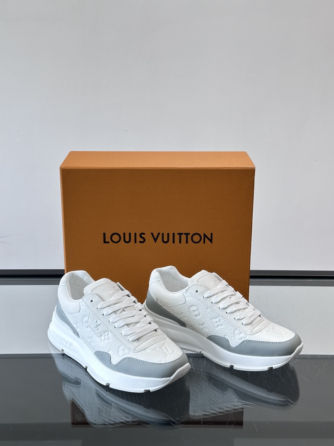 LV Run Away男士运动鞋，小牛皮面料。经Monogram图案，配色超百搭！橡胶鞋底抓地力强，穿着