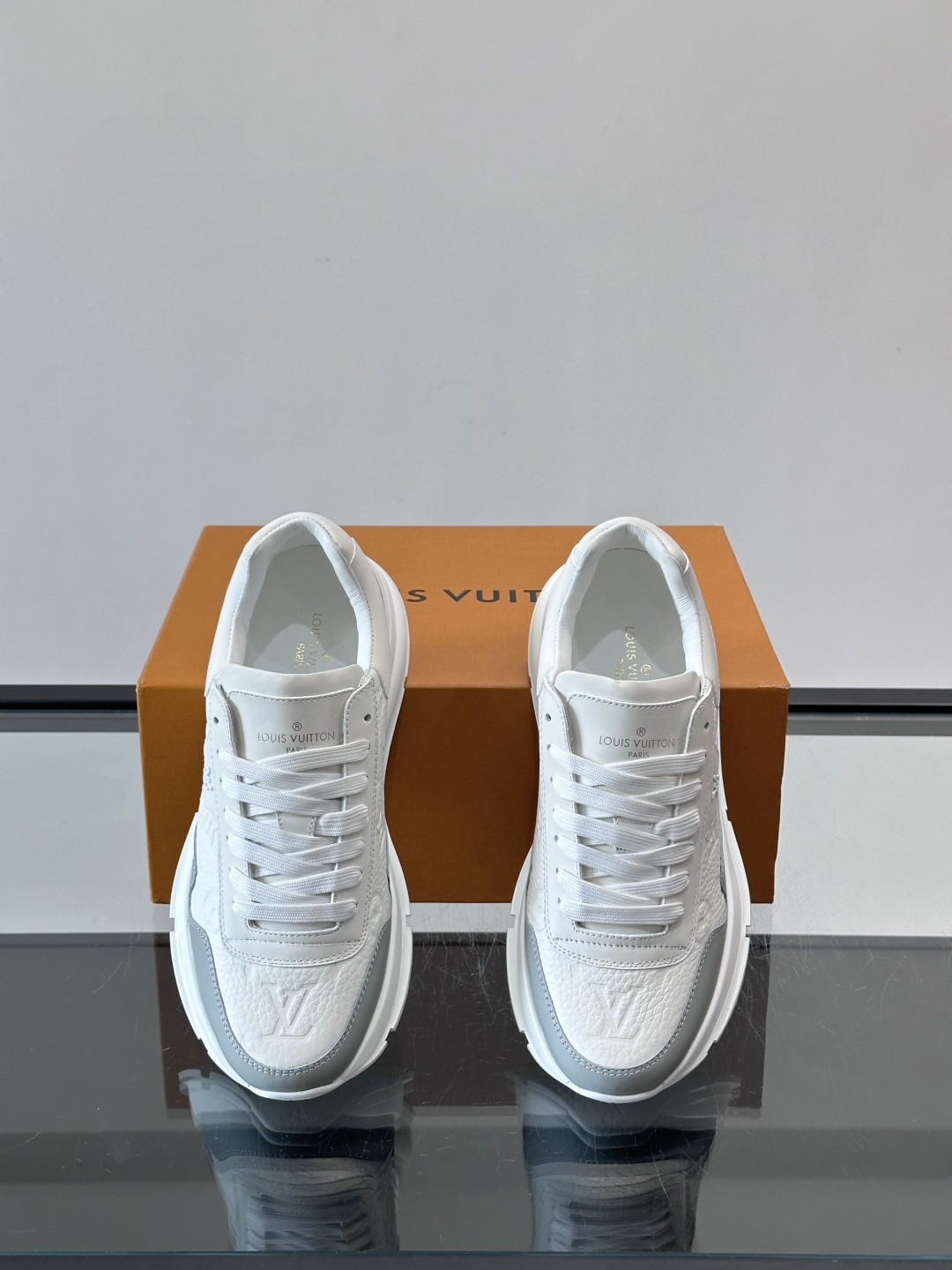 LV Run Away男士运动鞋，小牛皮面料。经Monogram图案，配色超百搭！橡胶鞋底抓地力强，穿着