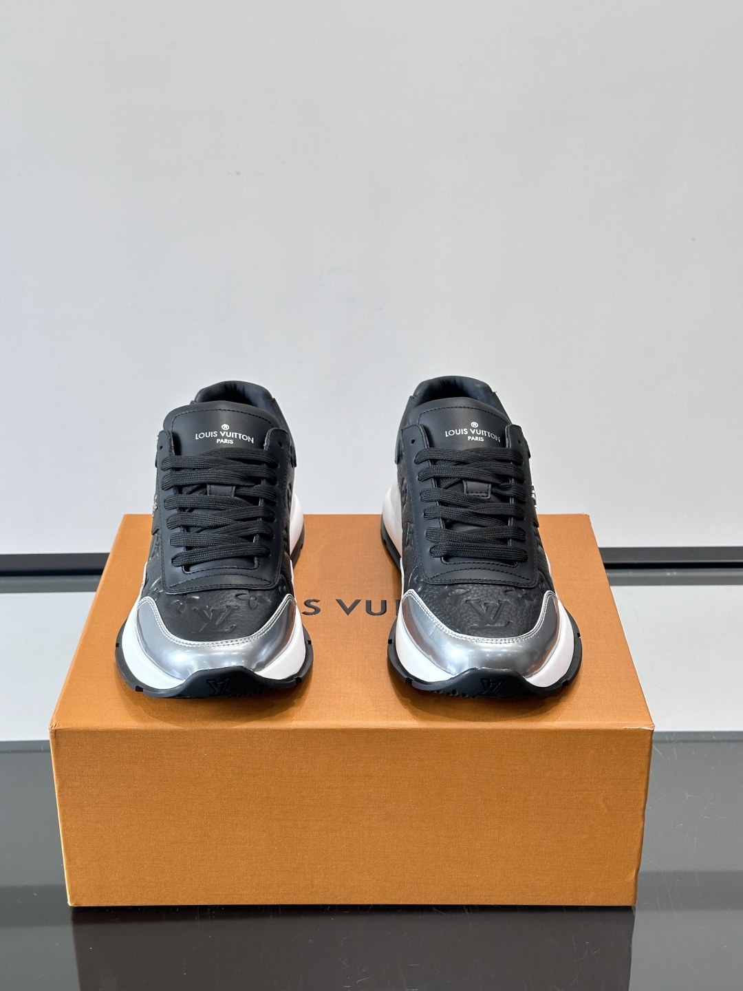 LV Run Away男士运动鞋，小牛皮面料。经Monogram图案，配色超百搭！橡胶鞋底抓地力强，穿着