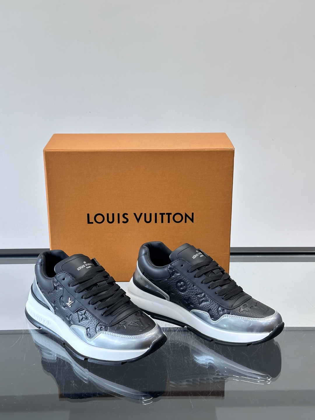 LV Run Away男士运动鞋，小牛皮面料。经Monogram图案，配色超百搭！橡胶鞋底抓地力强，穿着