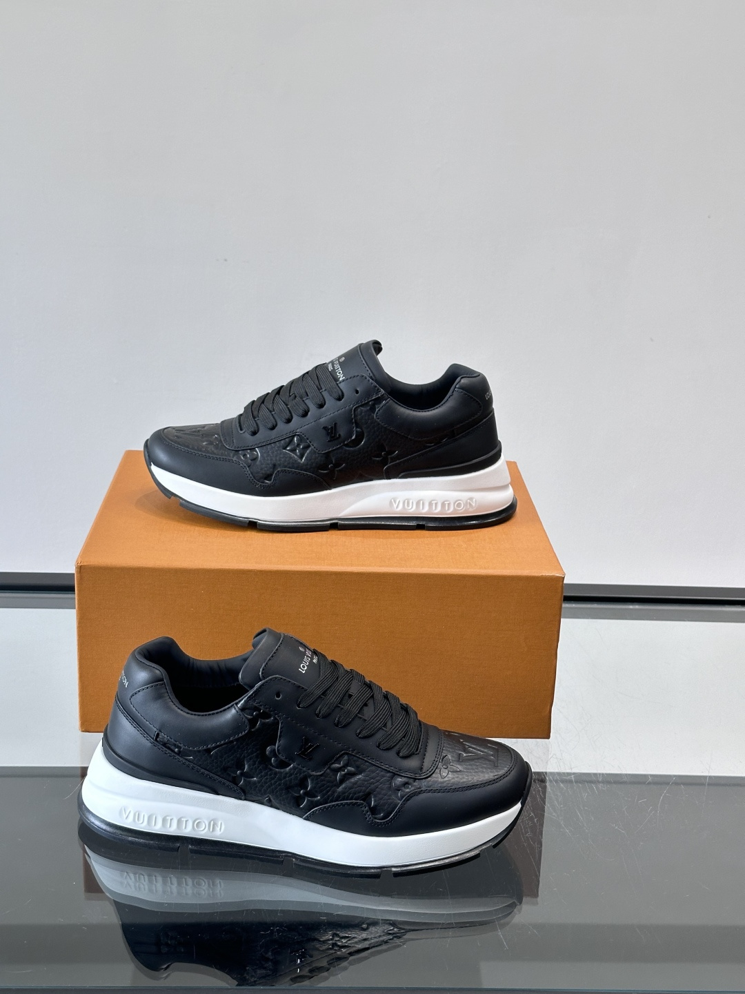LV Run Away男士运动鞋，小牛皮面料。经Monogram图案，配色超百搭！橡胶鞋底抓地力强，穿着