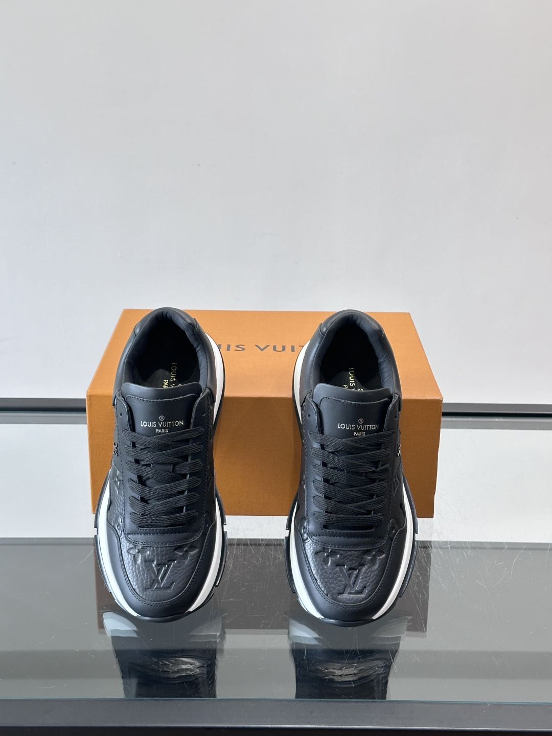 LV Run Away男士运动鞋，小牛皮面料。经Monogram图案，配色超百搭！橡胶鞋底抓地力强，穿着