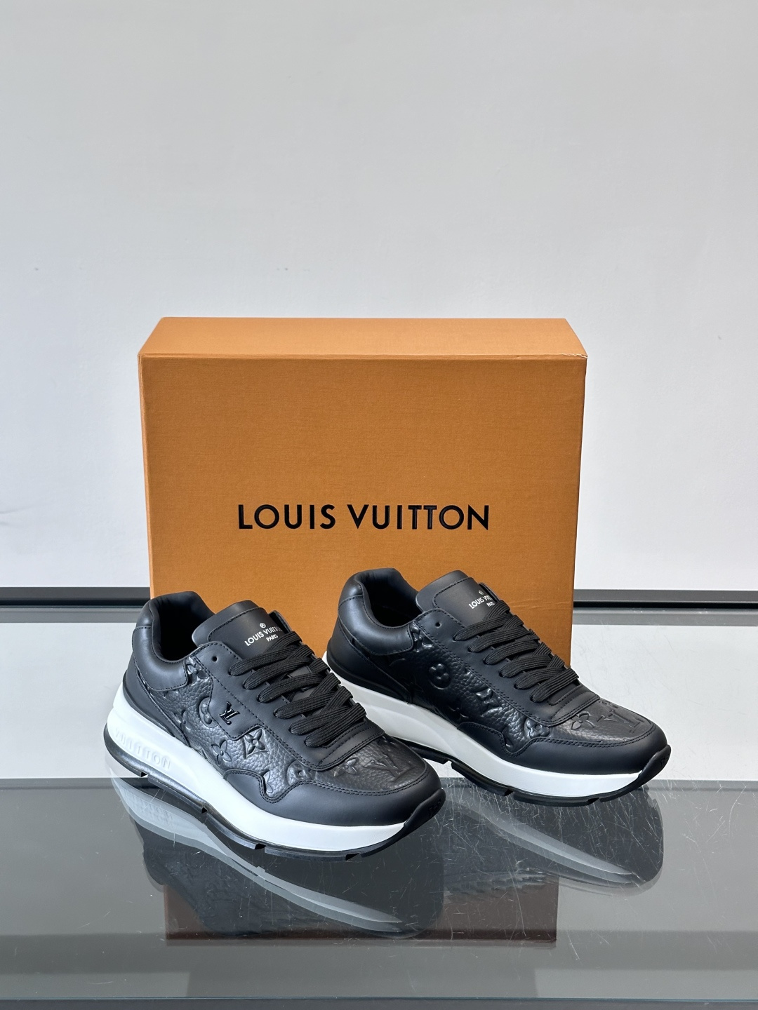LV Run Away男士运动鞋，小牛皮面料。经Monogram图案，配色超百搭！橡胶鞋底抓地力强，穿着