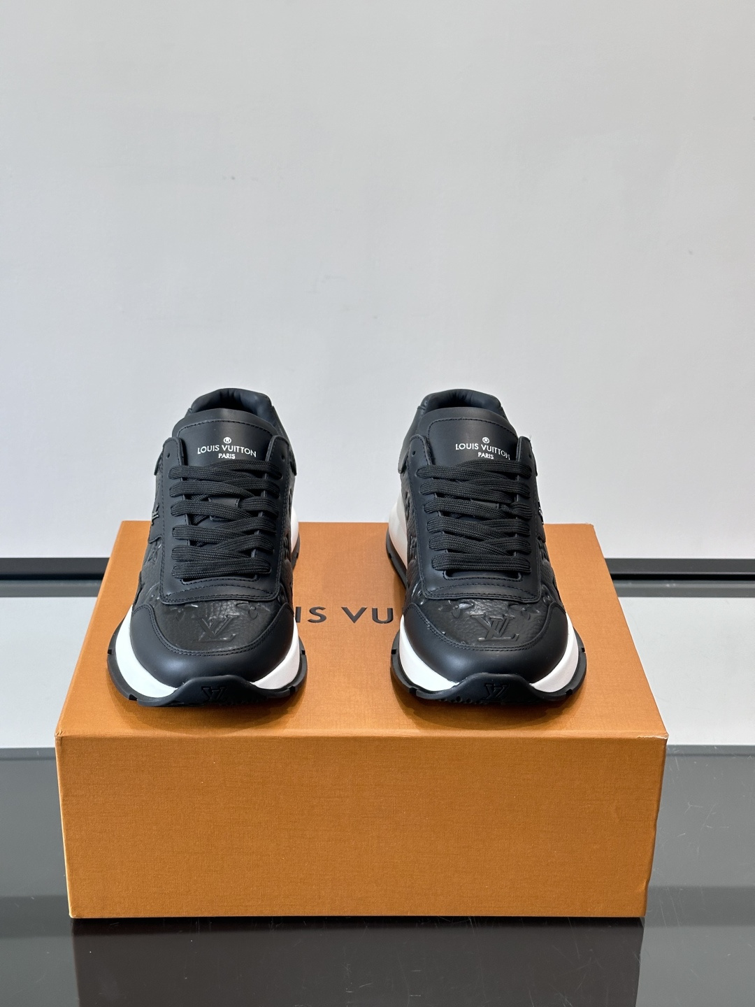 LV Run Away男士运动鞋，小牛皮面料。经Monogram图案，配色超百搭！橡胶鞋底抓地力强，穿着