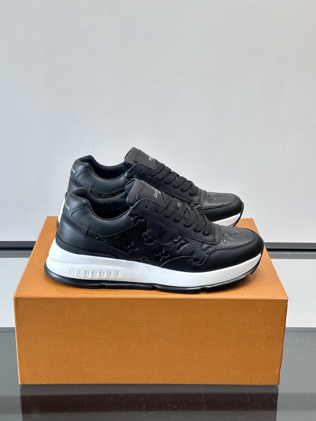 LV Run Away男士运动鞋，小牛皮面料。经Monogram图案，配色超百搭！橡胶鞋底抓地力强，穿着