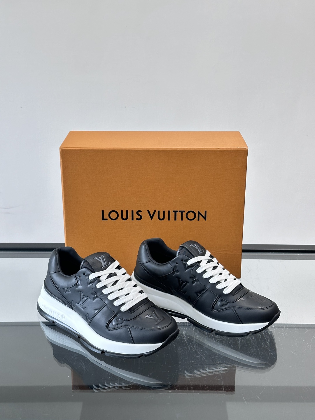 LV Run Away男士运动鞋，小牛皮面料。经Monogram图案，配色超百搭！橡胶鞋底抓地力强，穿着