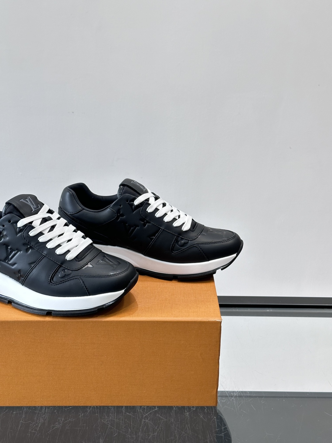 LV Run Away男士运动鞋，小牛皮面料。经Monogram图案，配色超百搭！橡胶鞋底抓地力强，穿着