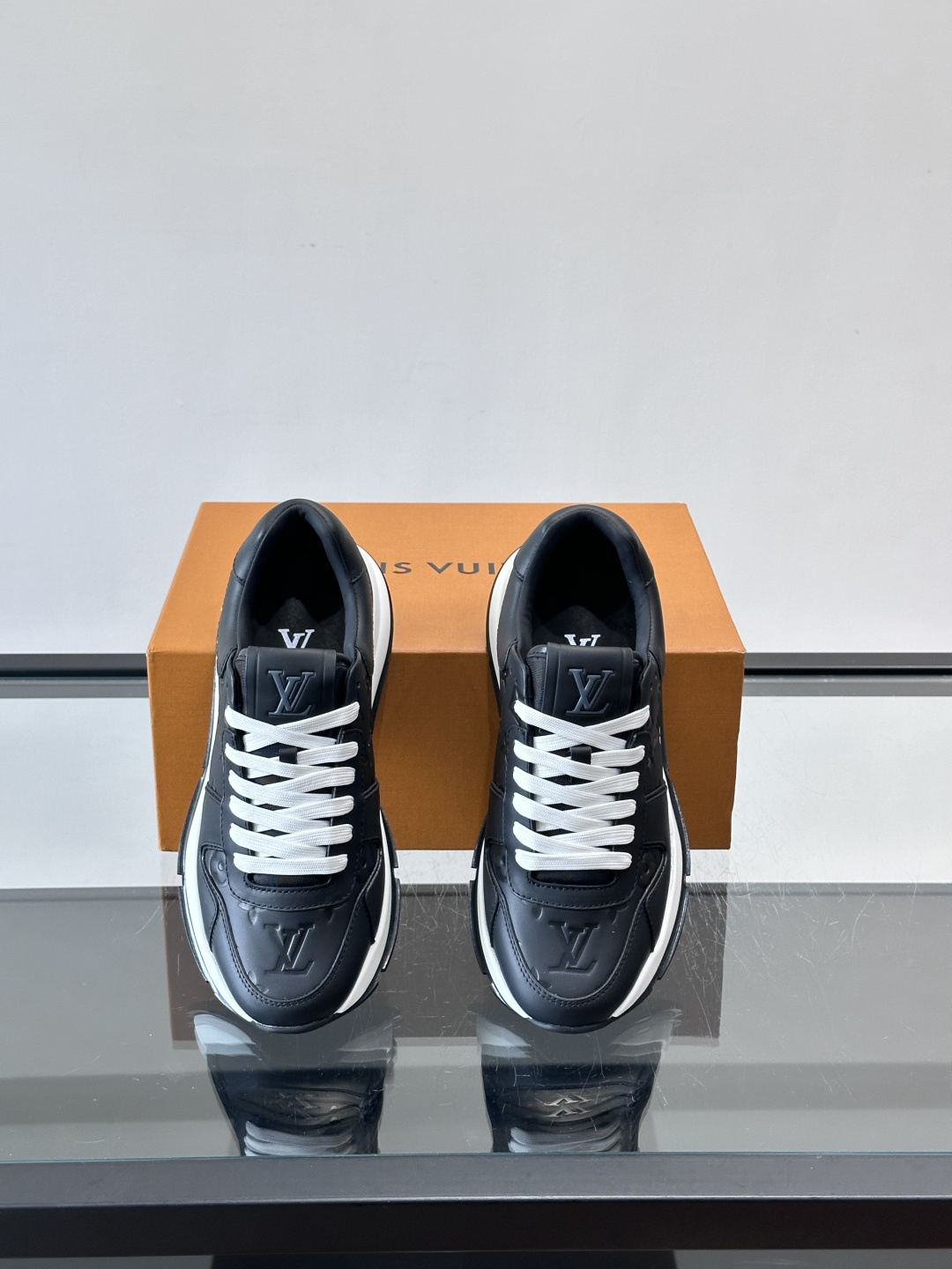 LV Run Away男士运动鞋，小牛皮面料。经Monogram图案，配色超百搭！橡胶鞋底抓地力强，穿着