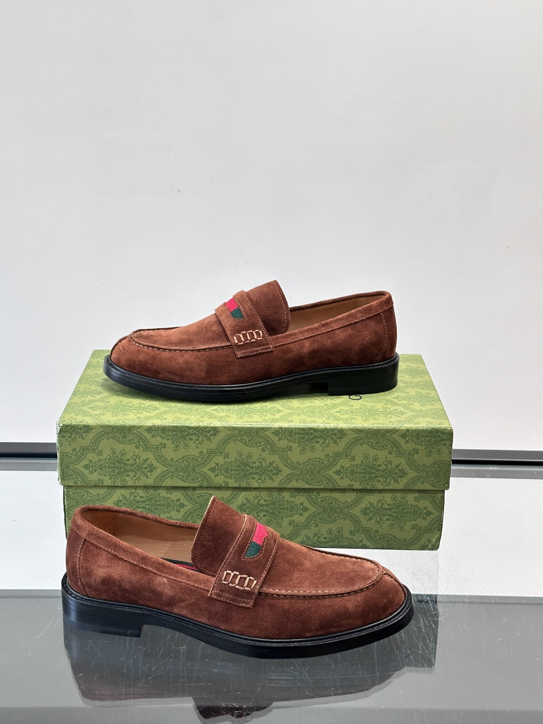 Gucci男士乐福鞋👞采用羊反绒，柔软舒适，英伦复古风满满。鞋面装饰+红绿织带，细节超精致，辨识度高💚。