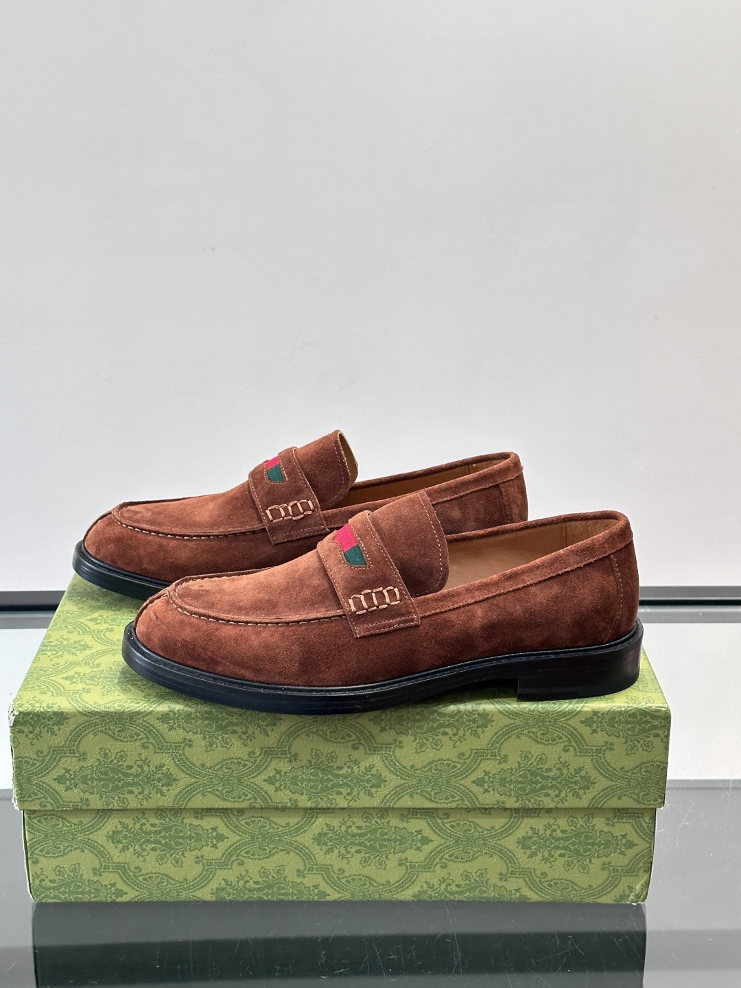 Gucci男士乐福鞋👞采用羊反绒，柔软舒适，英伦复古风满满。鞋面装饰+红绿织带，细节超精致，辨识度高💚。