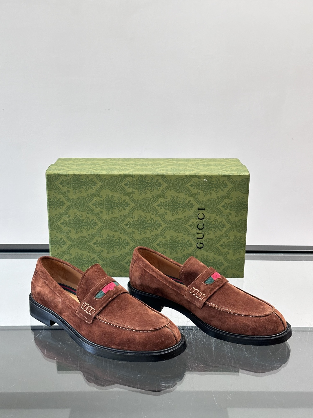Gucci男士乐福鞋👞采用羊反绒，柔软舒适，英伦复古风满满。鞋面装饰+红绿织带，细节超精致，辨识度高💚。
