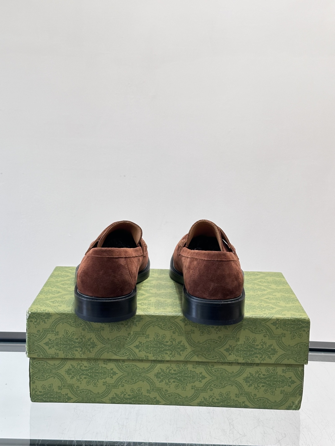 Gucci男士乐福鞋👞采用羊反绒，柔软舒适，英伦复古风满满。鞋面装饰+红绿织带，细节超精致，辨识度高💚。