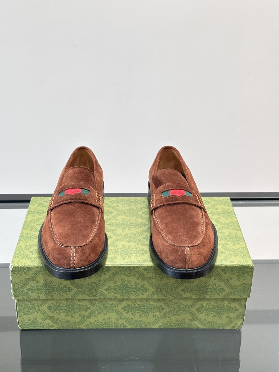 Gucci男士乐福鞋👞采用羊反绒，柔软舒适，英伦复古风满满。鞋面装饰+红绿织带，细节超精致，辨识度高💚。