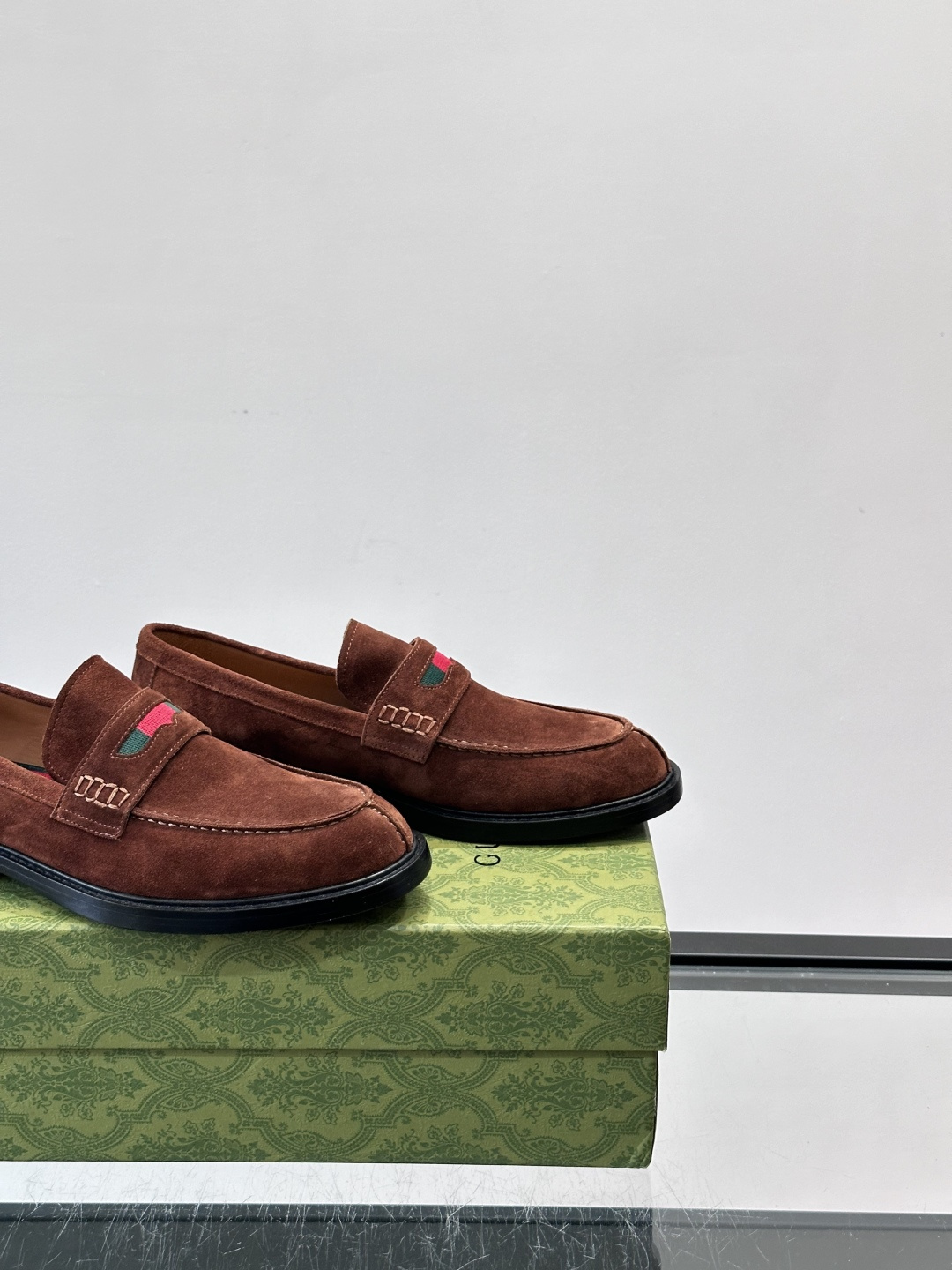 Gucci男士乐福鞋👞采用羊反绒，柔软舒适，英伦复古风满满。鞋面装饰+红绿织带，细节超精致，辨识度高💚。