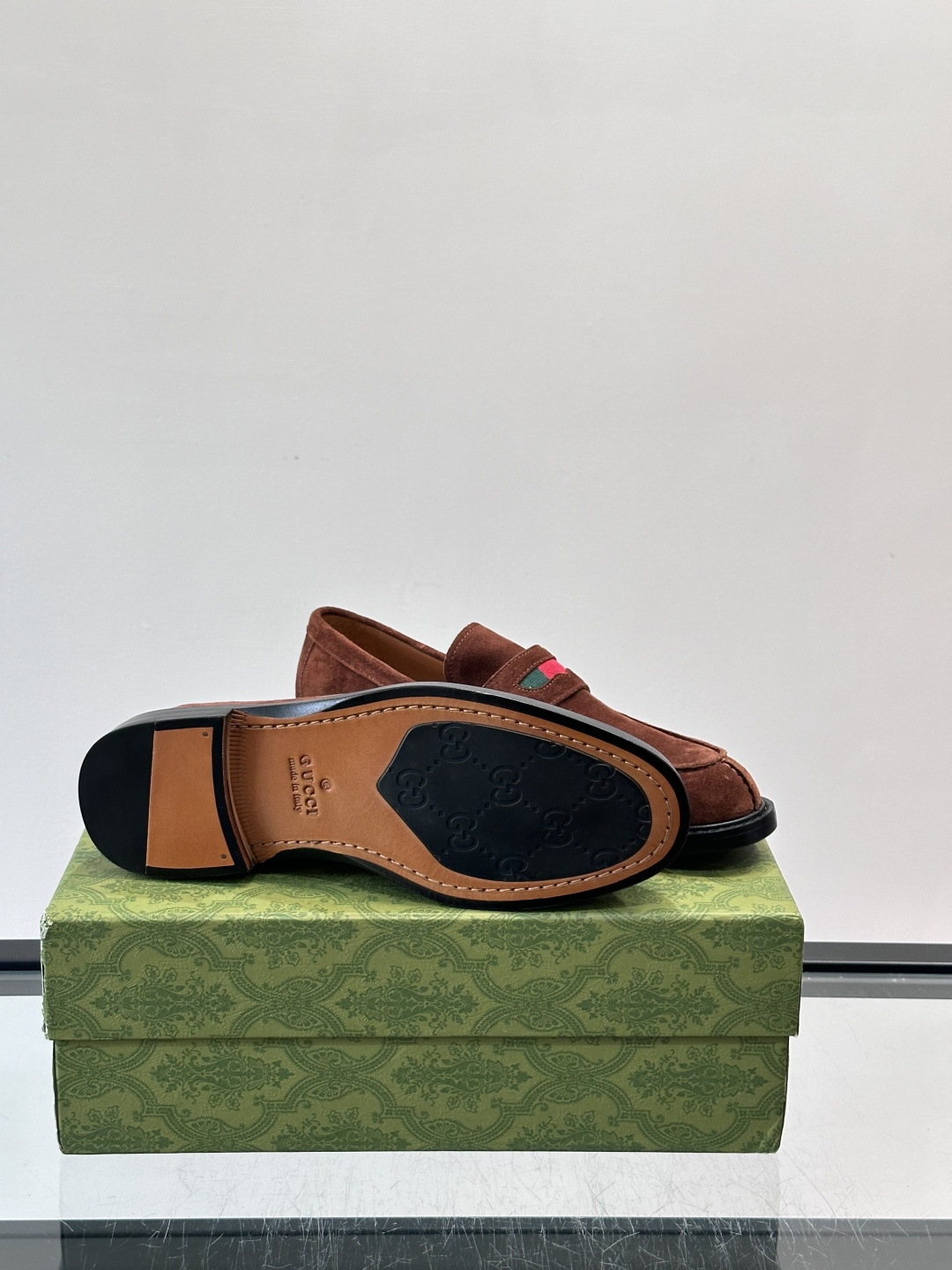 Gucci男士乐福鞋👞采用羊反绒，柔软舒适，英伦复古风满满。鞋面装饰+红绿织带，细节超精致，辨识度高💚。