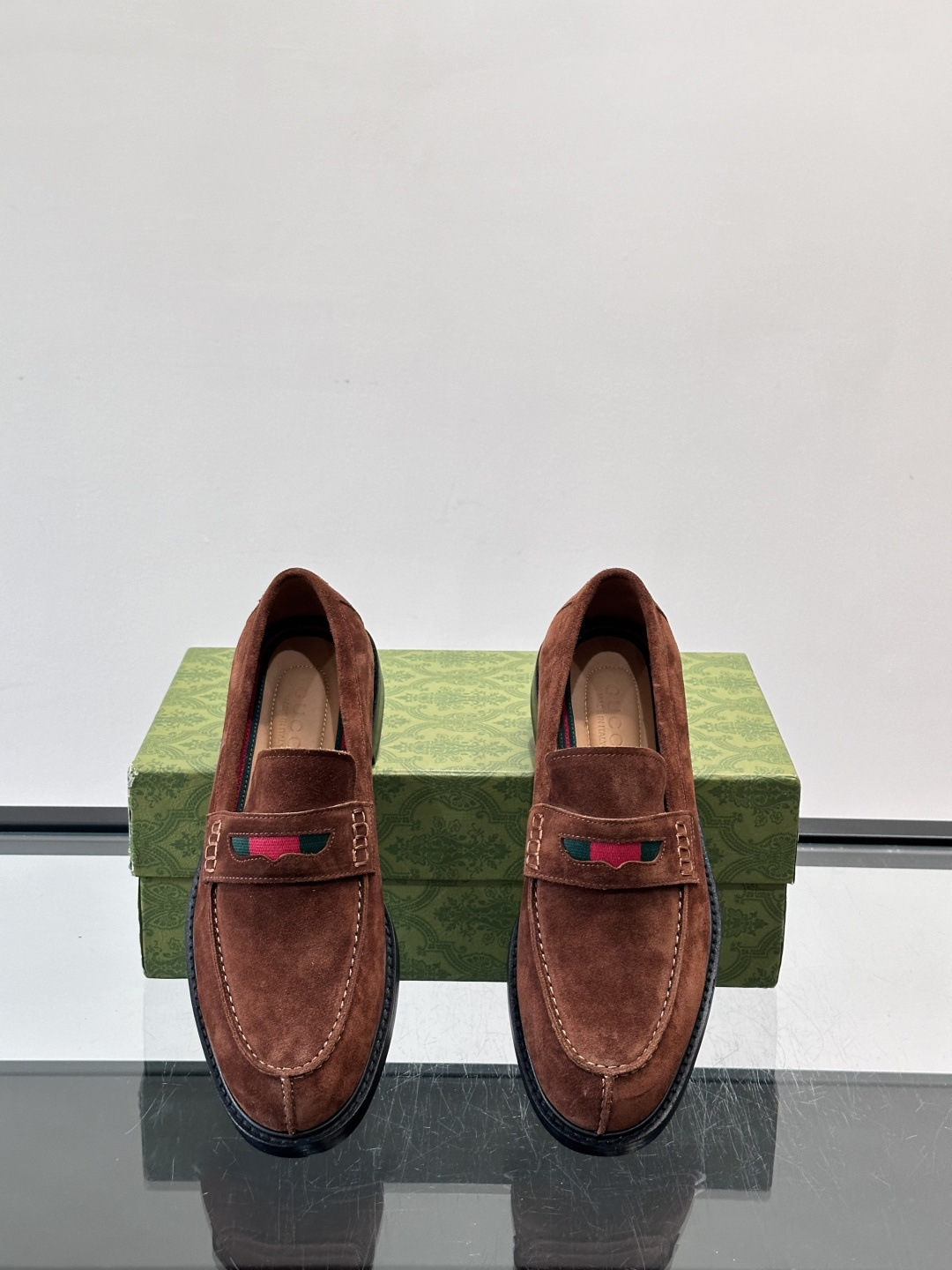 Gucci男士乐福鞋👞采用羊反绒，柔软舒适，英伦复古风满满。鞋面装饰+红绿织带，细节超精致，辨识度高💚。