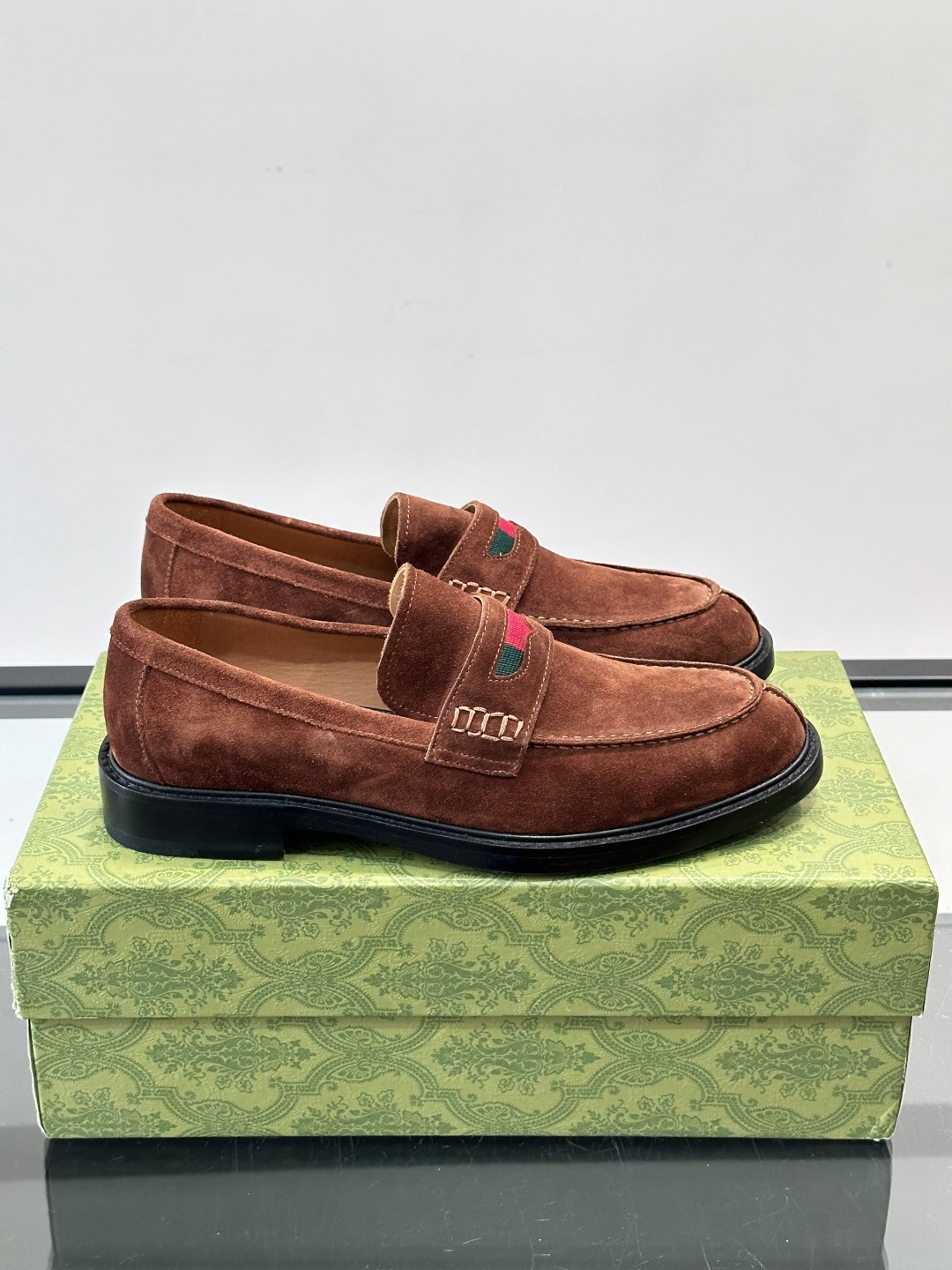Gucci男士乐福鞋👞采用羊反绒，柔软舒适，英伦复古风满满。鞋面装饰+红绿织带，细节超精致，辨识度高💚。