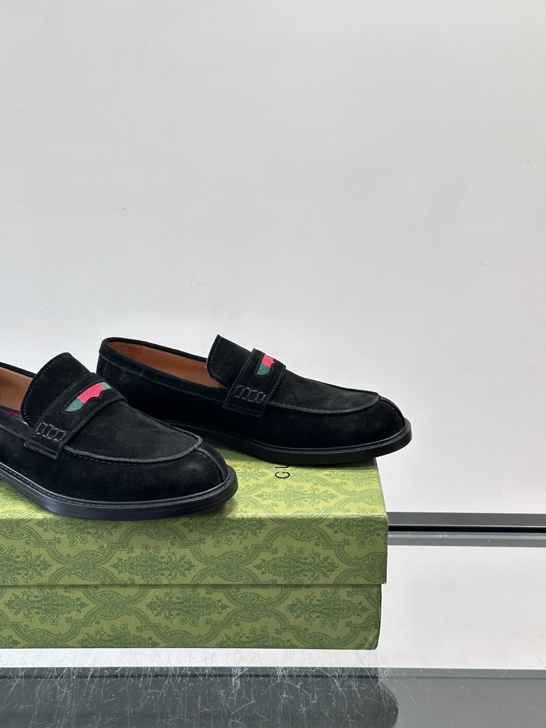 Gucci男士乐福鞋👞采用羊反绒，柔软舒适，英伦复古风满满。鞋面装饰+红绿织带，细节超精致，辨识度高💚。