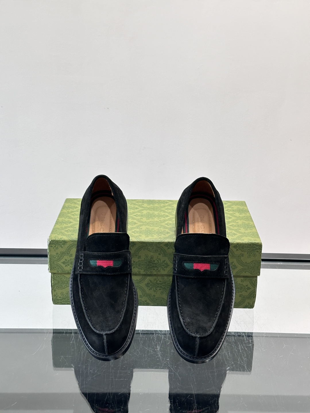 Gucci男士乐福鞋👞采用羊反绒，柔软舒适，英伦复古风满满。鞋面装饰+红绿织带，细节超精致，辨识度高💚。
