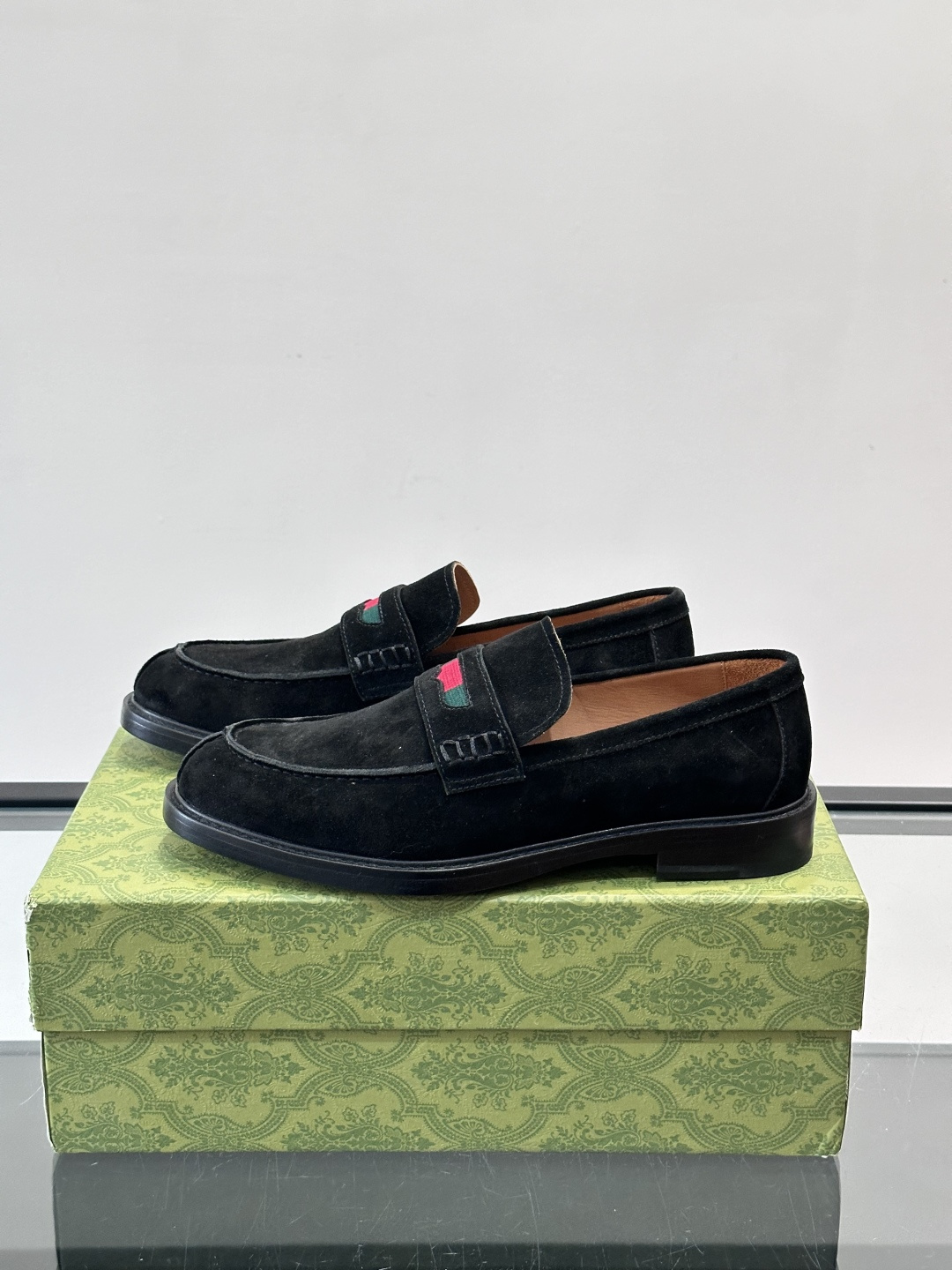 Gucci男士乐福鞋👞采用羊反绒，柔软舒适，英伦复古风满满。鞋面装饰+红绿织带，细节超精致，辨识度高💚。