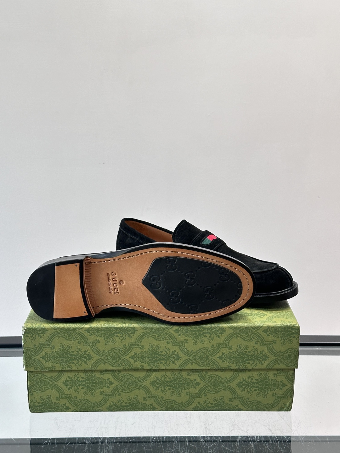 Gucci男士乐福鞋👞采用羊反绒，柔软舒适，英伦复古风满满。鞋面装饰+红绿织带，细节超精致，辨识度高💚。