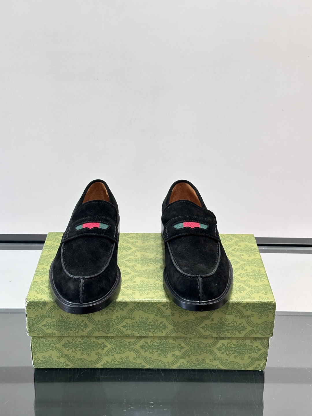 Gucci男士乐福鞋👞采用羊反绒，柔软舒适，英伦复古风满满。鞋面装饰+红绿织带，细节超精致，辨识度高💚。