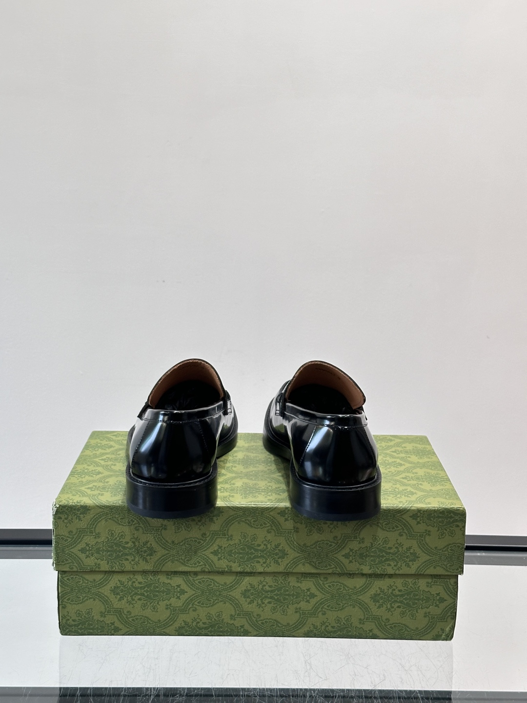 Gucci男士乐福鞋👞采用羊反绒，柔软舒适，英伦复古风满满。鞋面装饰+红绿织带，细节超精致，辨识度高💚。
