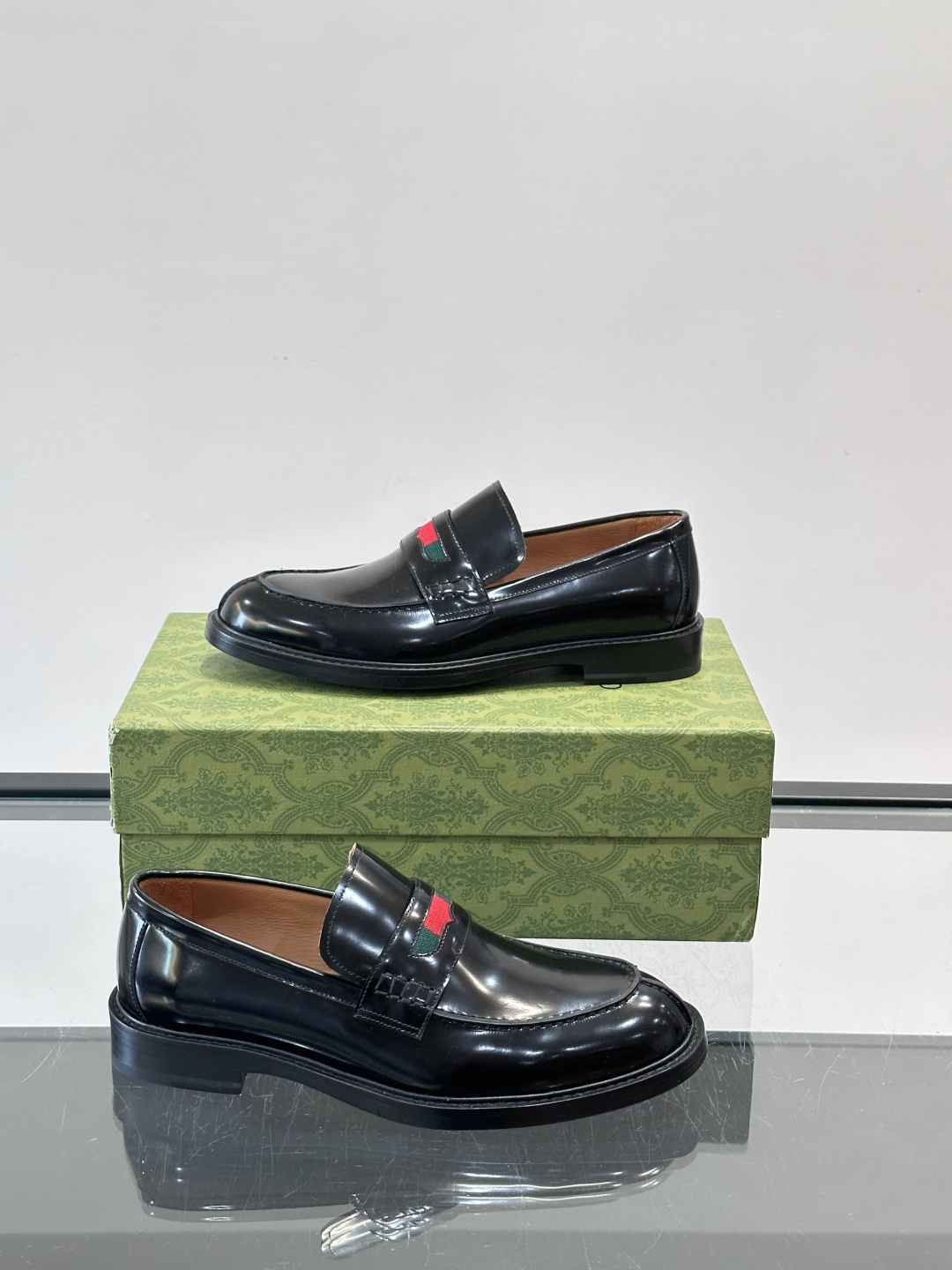 Gucci男士乐福鞋👞采用羊反绒，柔软舒适，英伦复古风满满。鞋面装饰+红绿织带，细节超精致，辨识度高💚。