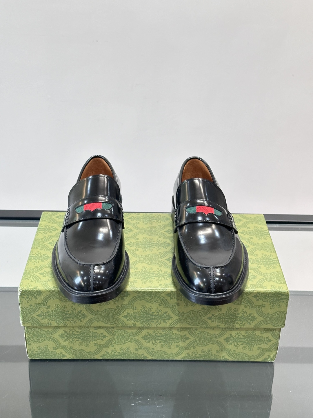 Gucci男士乐福鞋👞采用羊反绒，柔软舒适，英伦复古风满满。鞋面装饰+红绿织带，细节超精致，辨识度高💚。