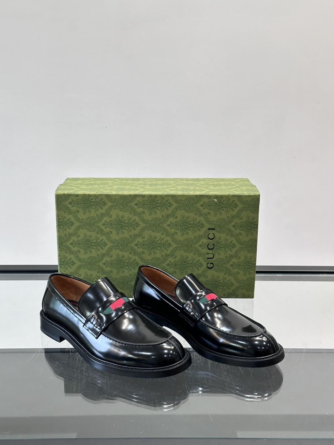 Gucci男士乐福鞋👞采用羊反绒，柔软舒适，英伦复古风满满。鞋面装饰+红绿织带，细节超精致，辨识度高💚。
