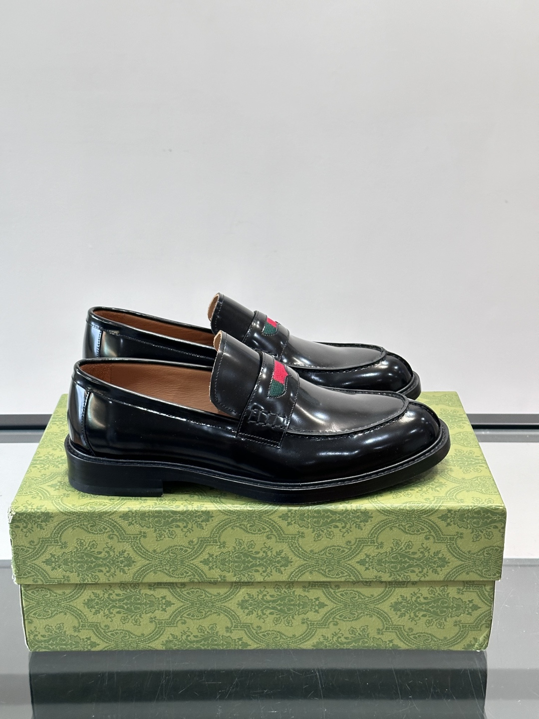 Gucci男士乐福鞋👞采用羊反绒，柔软舒适，英伦复古风满满。鞋面装饰+红绿织带，细节超精致，辨识度高💚。