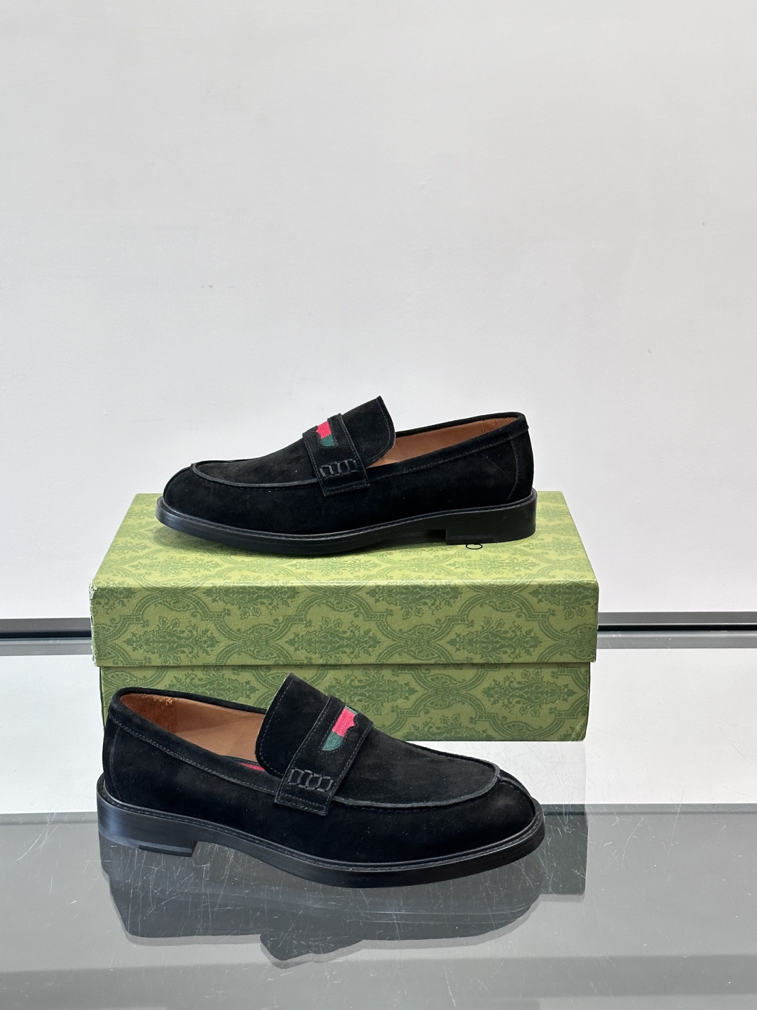 Gucci男士乐福鞋👞采用羊反绒，柔软舒适，英伦复古风满满。鞋面装饰+红绿织带，细节超精致，辨识度高💚。