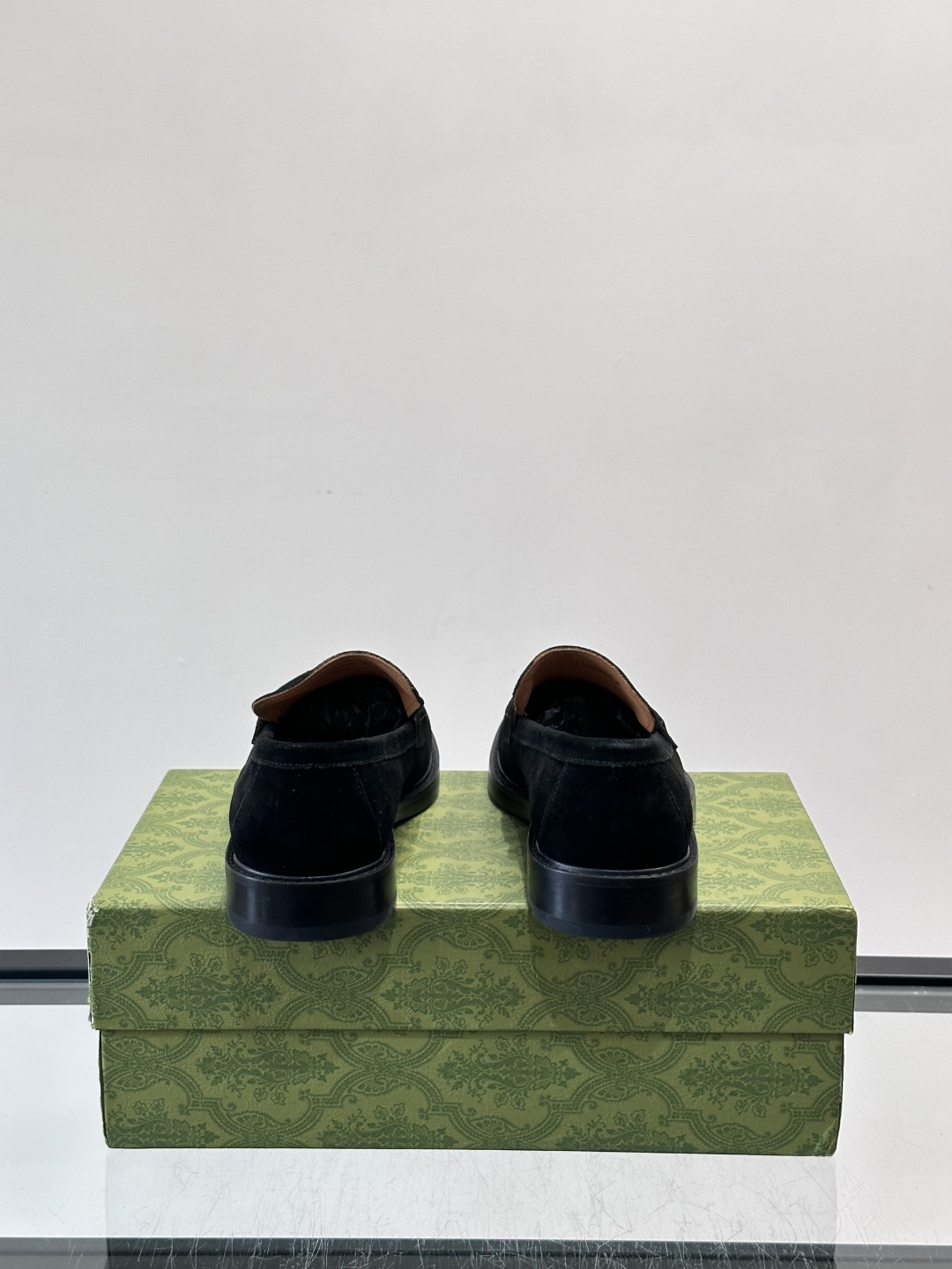 Gucci男士乐福鞋👞采用羊反绒，柔软舒适，英伦复古风满满。鞋面装饰+红绿织带，细节超精致，辨识度高💚。