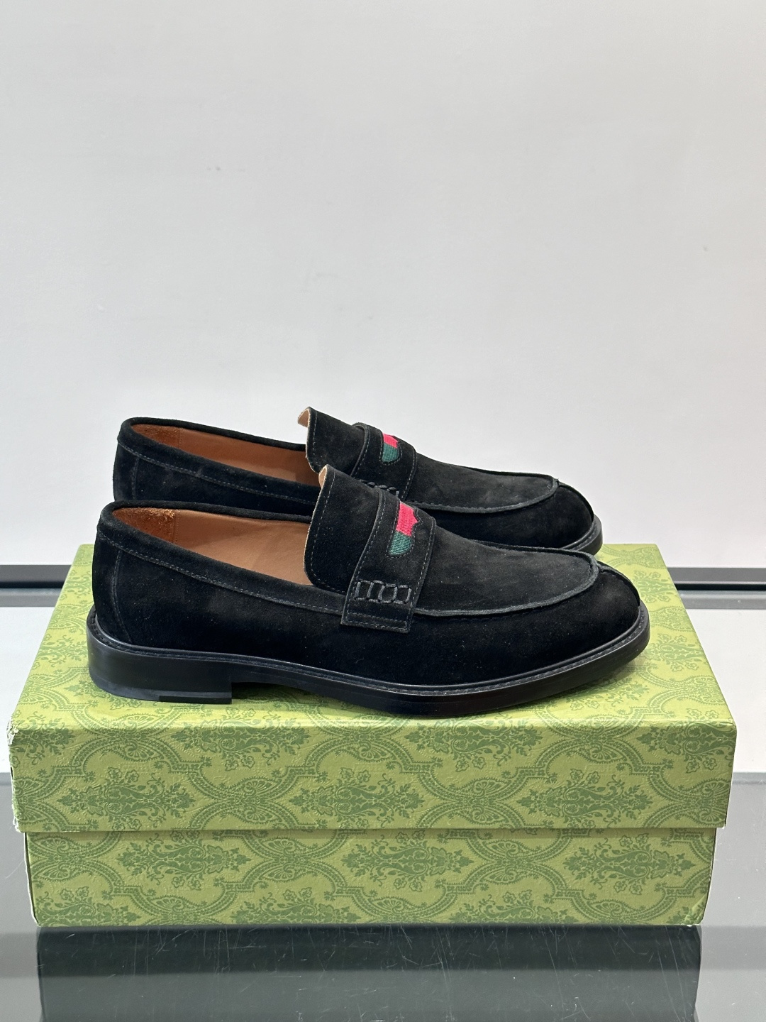 Gucci男士乐福鞋👞采用羊反绒，柔软舒适，英伦复古风满满。鞋面装饰+红绿织带，细节超精致，辨识度高💚。