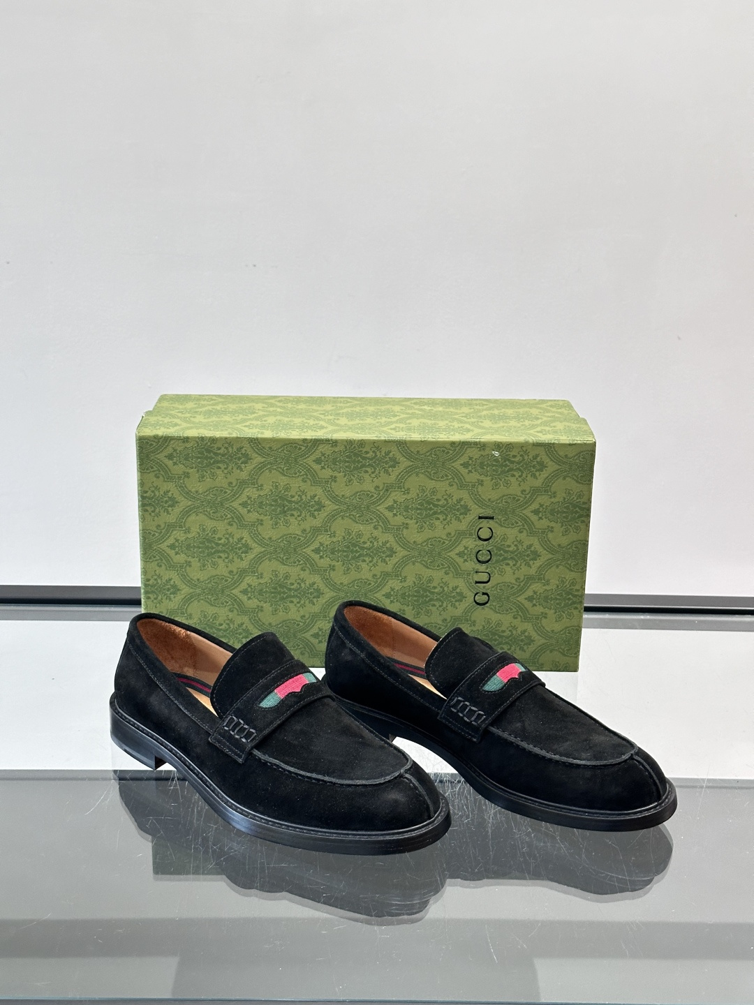 Gucci男士乐福鞋👞采用羊反绒，柔软舒适，英伦复古风满满。鞋面装饰+红绿织带，细节超精致，辨识度高💚。