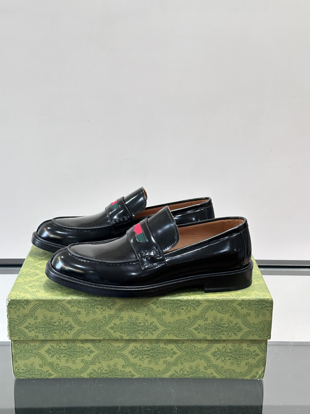 Gucci男士乐福鞋👞采用羊反绒，柔软舒适，英伦复古风满满。鞋面装饰+红绿织带，细节超精致，辨识度高💚。
