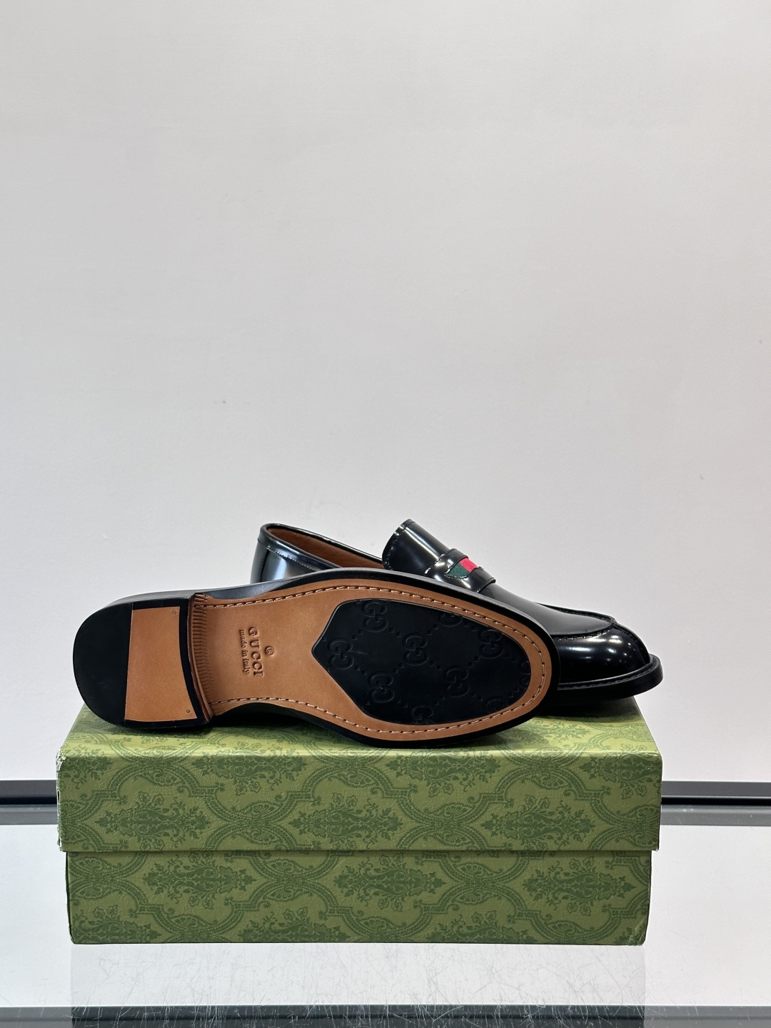 Gucci男士乐福鞋👞采用羊反绒，柔软舒适，英伦复古风满满。鞋面装饰+红绿织带，细节超精致，辨识度高💚。