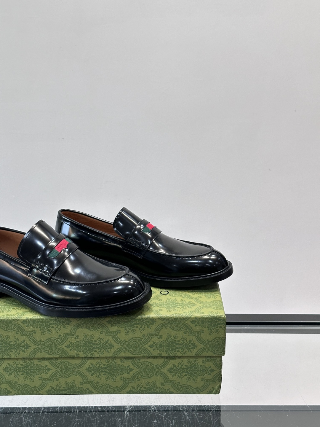 Gucci男士乐福鞋👞采用羊反绒，柔软舒适，英伦复古风满满。鞋面装饰+红绿织带，细节超精致，辨识度高💚。