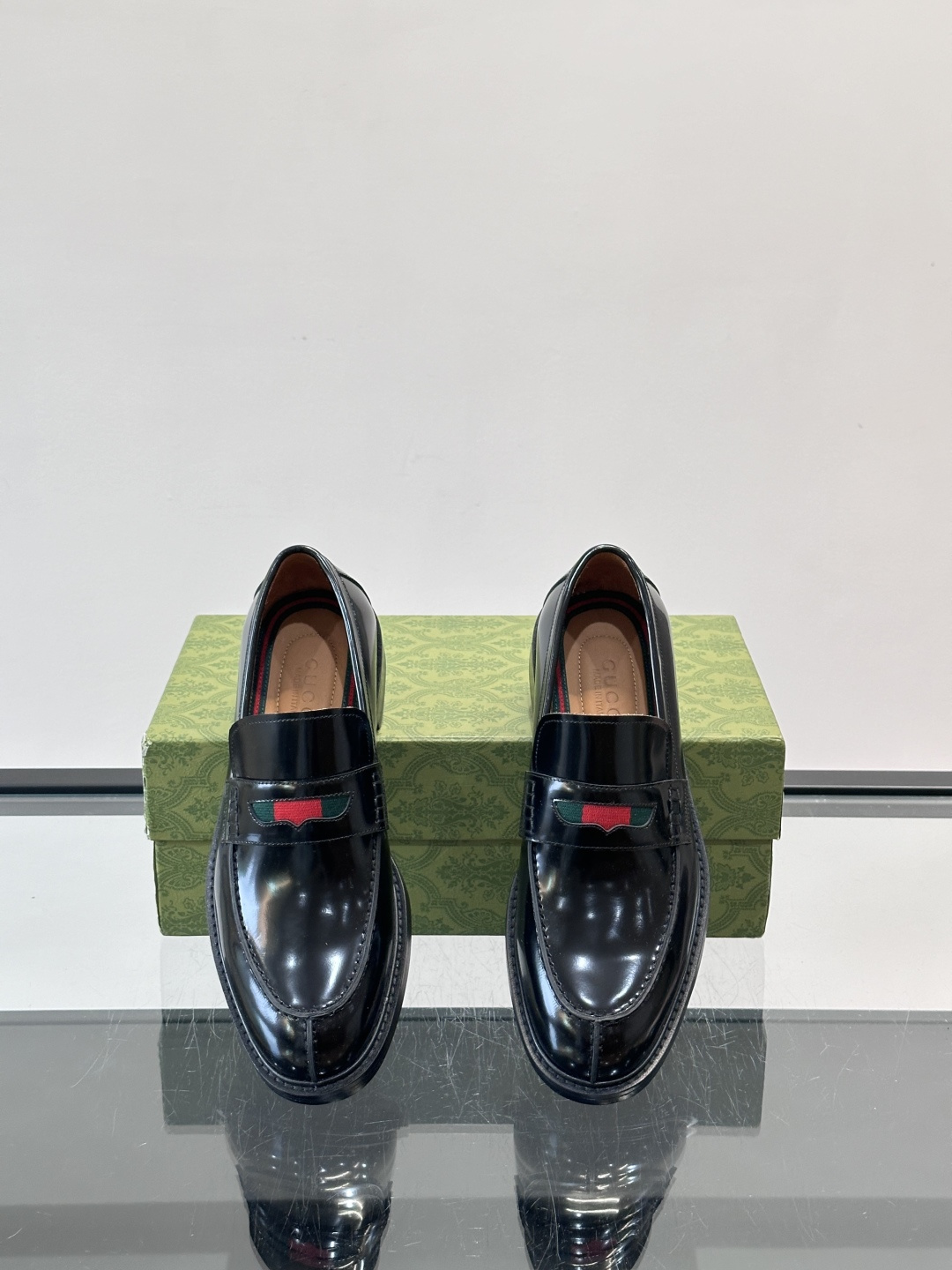 Gucci男士乐福鞋👞采用羊反绒，柔软舒适，英伦复古风满满。鞋面装饰+红绿织带，细节超精致，辨识度高💚。