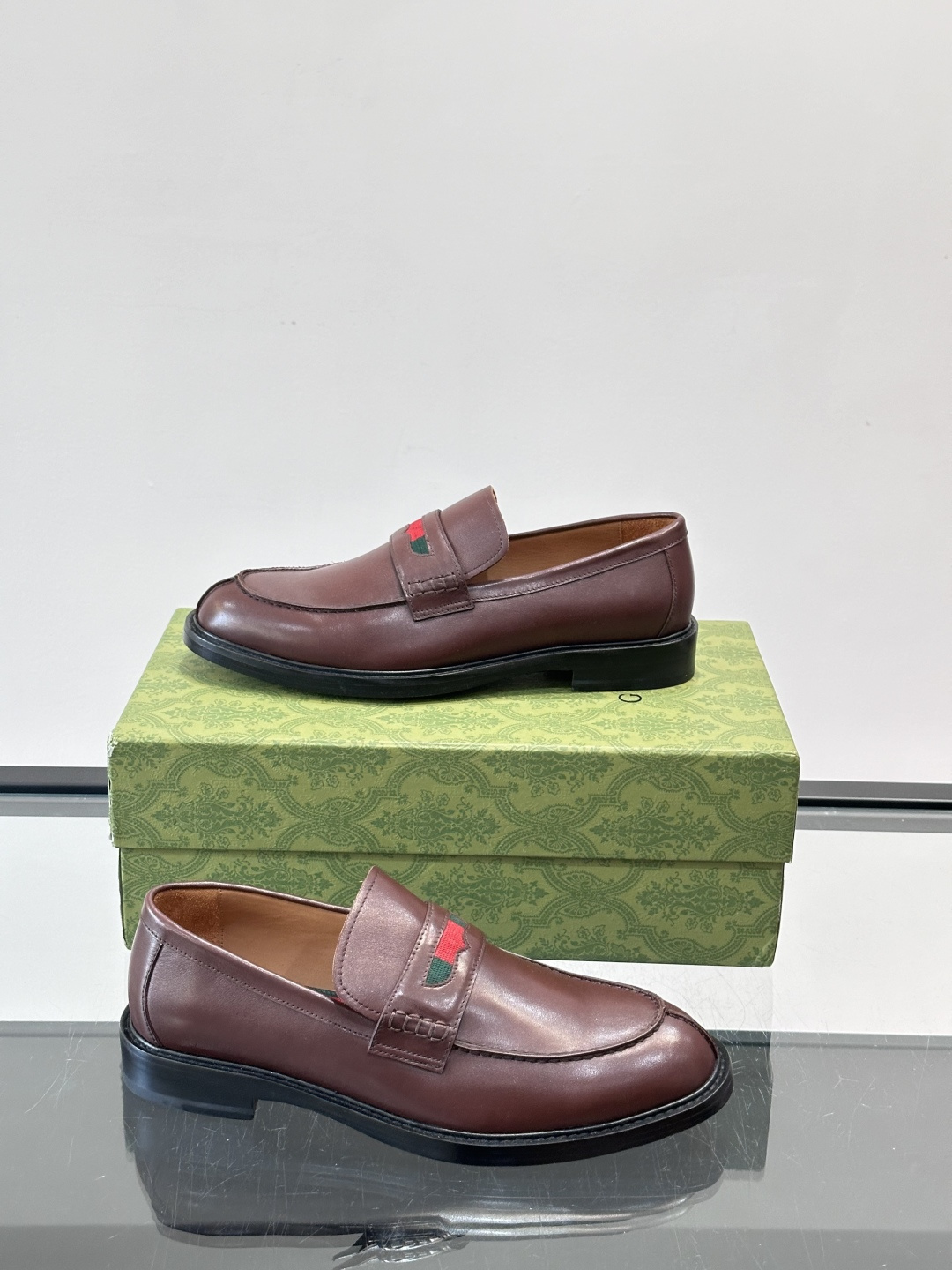 Gucci男士乐福鞋👞采用羊反绒，柔软舒适，英伦复古风满满。鞋面装饰+红绿织带，细节超精致，辨识度高💚。