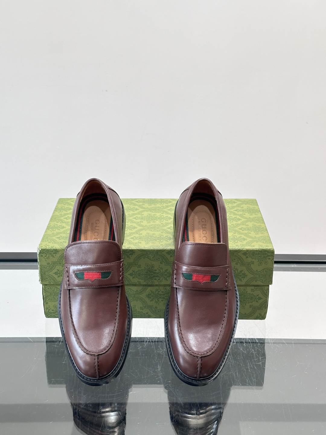 Gucci男士乐福鞋👞采用羊反绒，柔软舒适，英伦复古风满满。鞋面装饰+红绿织带，细节超精致，辨识度高💚。
