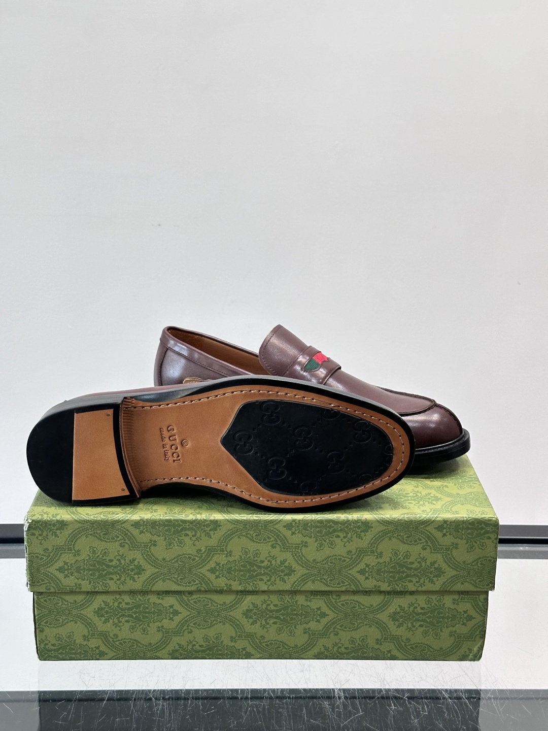 Gucci男士乐福鞋👞采用羊反绒，柔软舒适，英伦复古风满满。鞋面装饰+红绿织带，细节超精致，辨识度高💚。