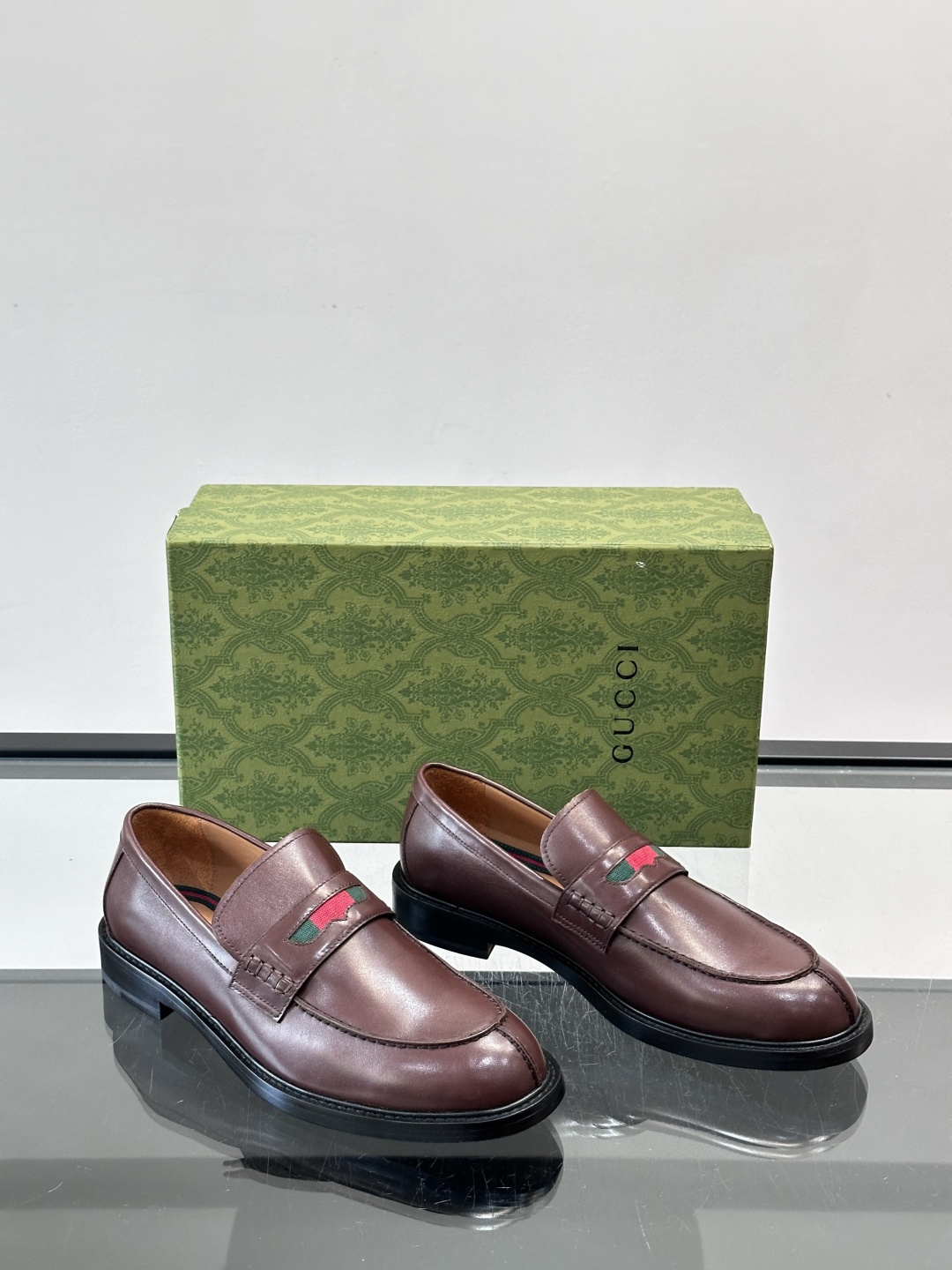 Gucci男士乐福鞋👞采用羊反绒，柔软舒适，英伦复古风满满。鞋面装饰+红绿织带，细节超精致，辨识度高💚。