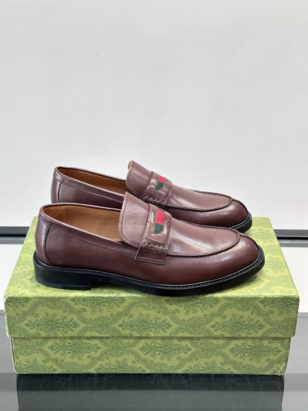 Gucci男士乐福鞋👞采用羊反绒，柔软舒适，英伦复古风满满。鞋面装饰+红绿织带，细节超精致，辨识度高💚。