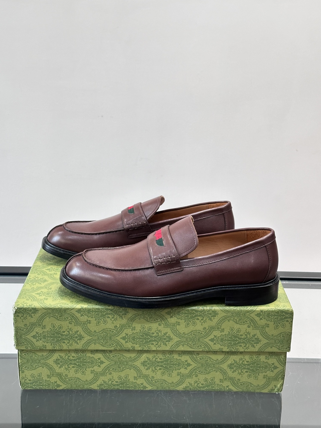 Gucci男士乐福鞋👞采用羊反绒，柔软舒适，英伦复古风满满。鞋面装饰+红绿织带，细节超精致，辨识度高💚。