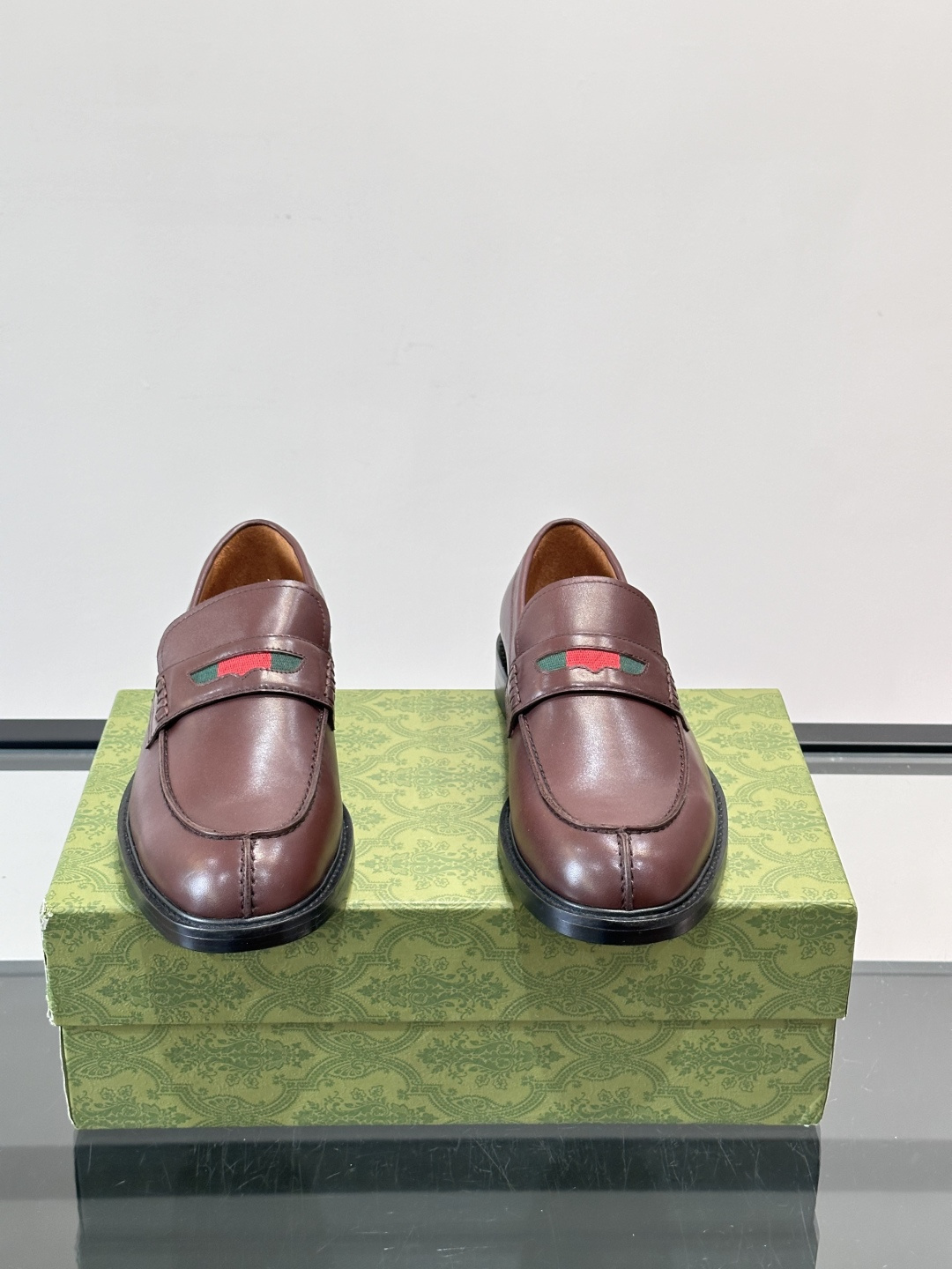 Gucci男士乐福鞋👞采用羊反绒，柔软舒适，英伦复古风满满。鞋面装饰+红绿织带，细节超精致，辨识度高💚。